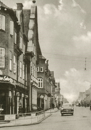 et gammelt billede af butikken ude fra i sort og hvid